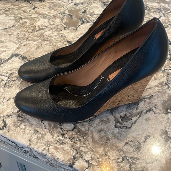 BCBGMAXAZRIA Woman's Wedges no box blemish in photos - Picture 3 of 8